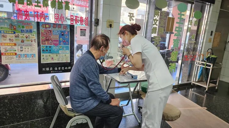 名重聽患者就醫時忘了帶助聽器，為了不耽誤門診作業時間，護理師出奇招成功讓該名重聽病患能夠「乖乖聽話」。翻攝《王宏育》臉書