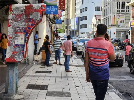 《富都青年》真實版!大馬警方荷槍實彈抓非法移工