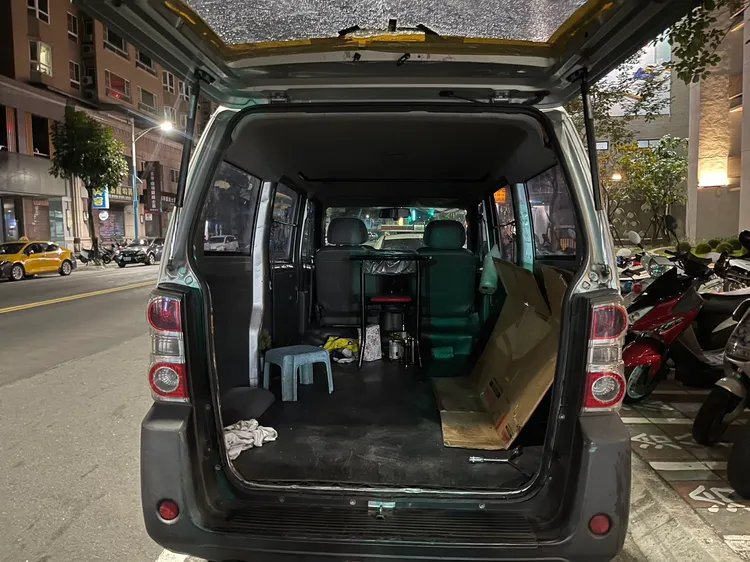 主嫌還找來箱型車載運改裝機車，於疏洪道內飆車，警車一到鳥獸散，顯然是有經過詳細策畫。翻攝畫面