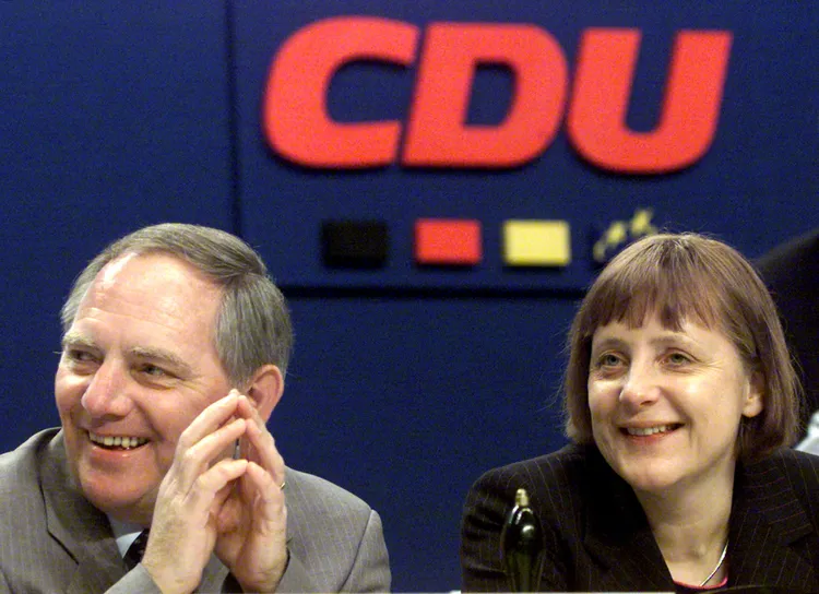 梅克爾（右）2000年接替蕭伯樂，成為基督教民主黨黨魁。路透社