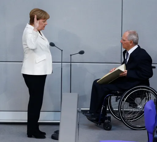 縱橫政壇50年、遇槍襲終身輪椅 德重量級政治人物蕭伯樂辭世