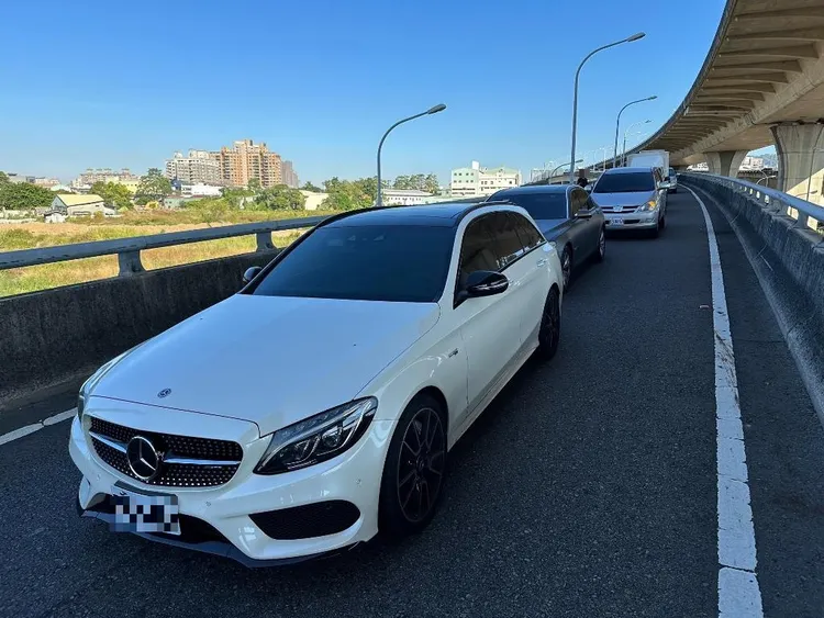 洪男駕駛的賓士車遭後方 BMW追撞。民眾提供