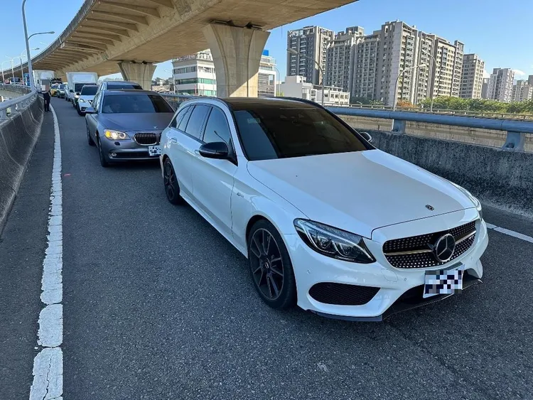 事故造成後方車輛大排長龍。民眾提供