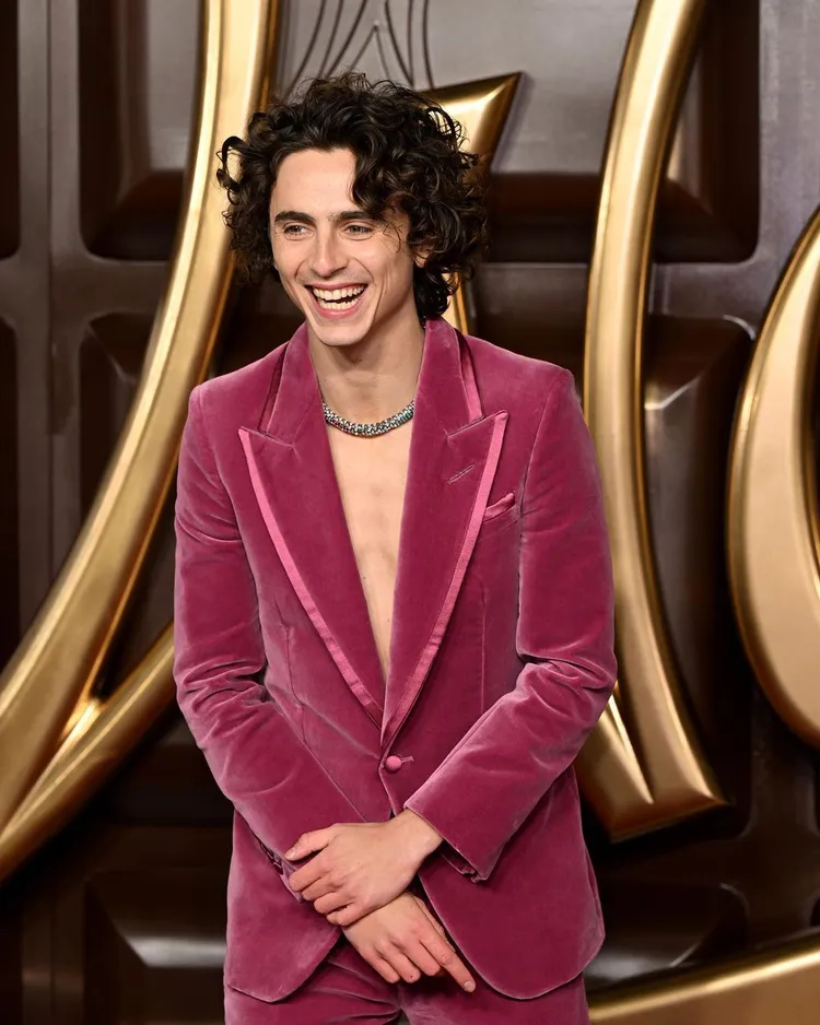 這套TOM FORD的粉紅絲絨西裝也相當難駕馭。翻攝harpersbazaarhk IG