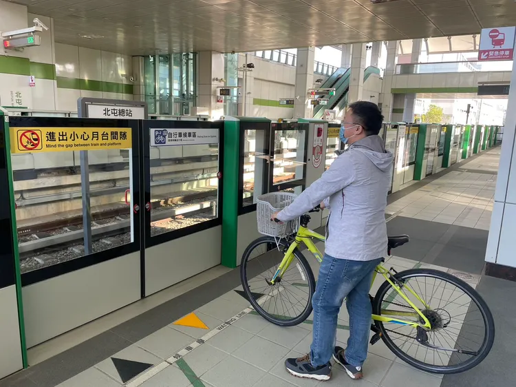 攜帶自行車的旅客請依照月台門標示位置候車。市府提供