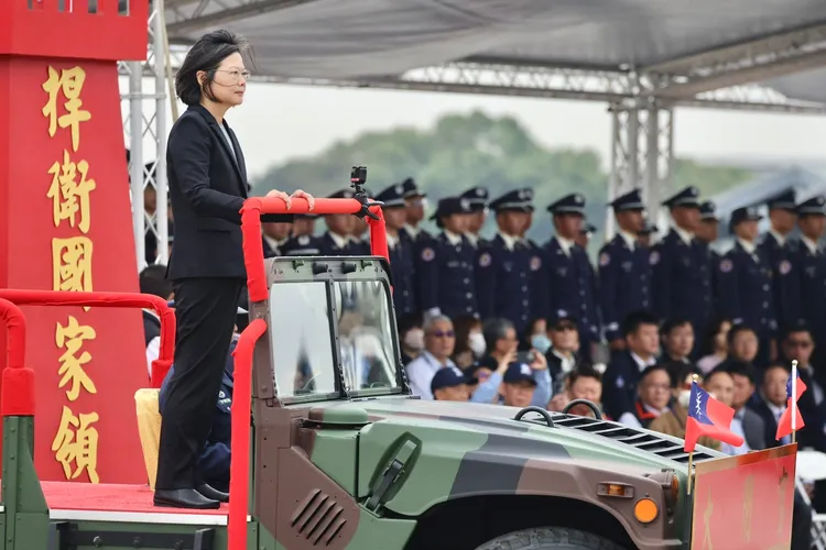 蔡英文期許飛訓部和空軍官校精進培訓，強化防衛作戰力。林林攝