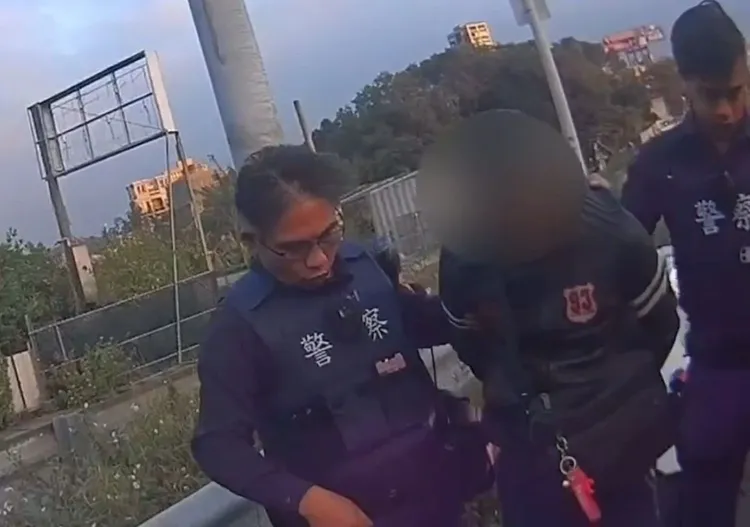 酒駕男束手就擒。桃園警分局提供