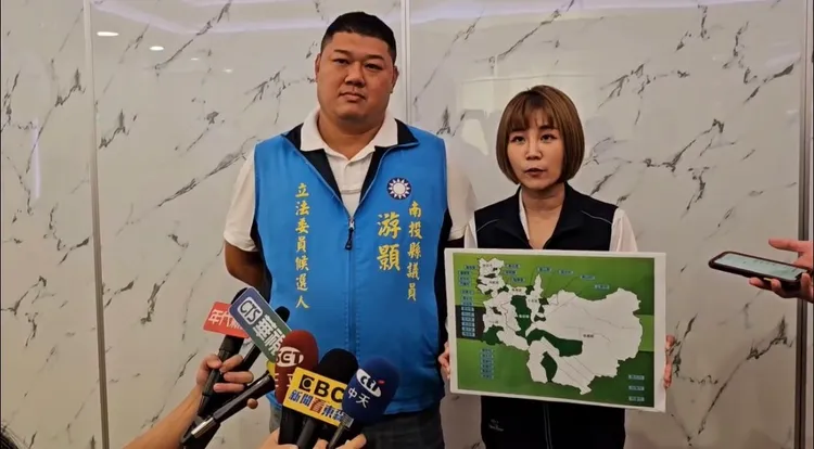 游顥與國民黨南投縣黨部主委廖怡琇，公布「綠營買票地圖」。國民黨南投縣黨部提供