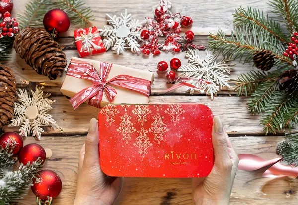 今年禮坊更精製外盒設計，以甜美的莓果紅為底搭配白色聖誕雪花圖騰，構築讓人一見傾心一嚐難忘的莓果牛奶糖香甜滋味。宏亞食品提供