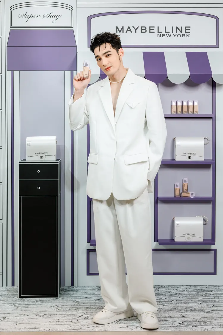 粉絲敲碗黃偉晉下回深V開到肚臍。品牌提供