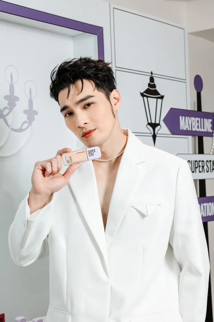 黃偉晉為媚比琳裸霧光持久水粉底發表活動站台。品牌提供