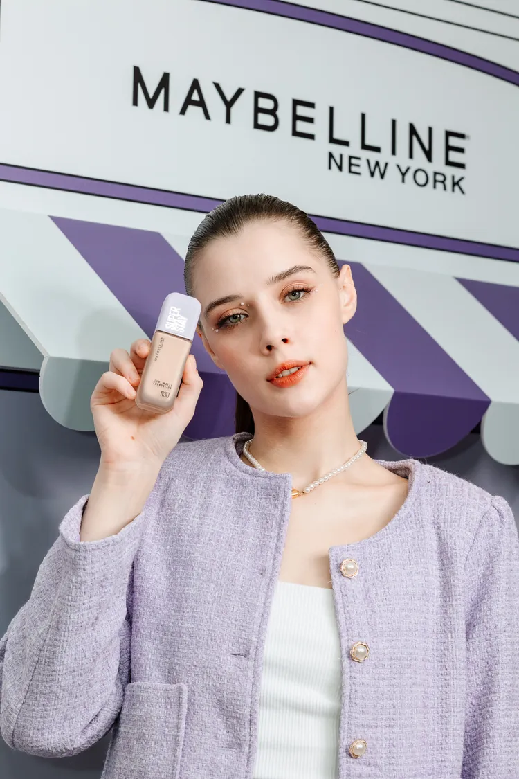 媚比琳裸霧光持久水粉底能帶來珍珠裸霧光底妝。品牌提供