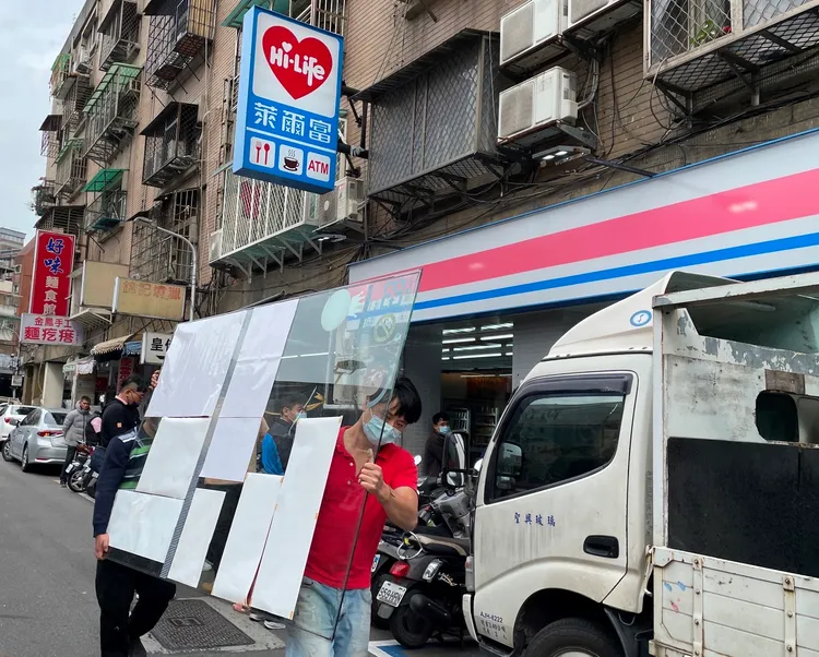 萊爾富拆門。業者提供