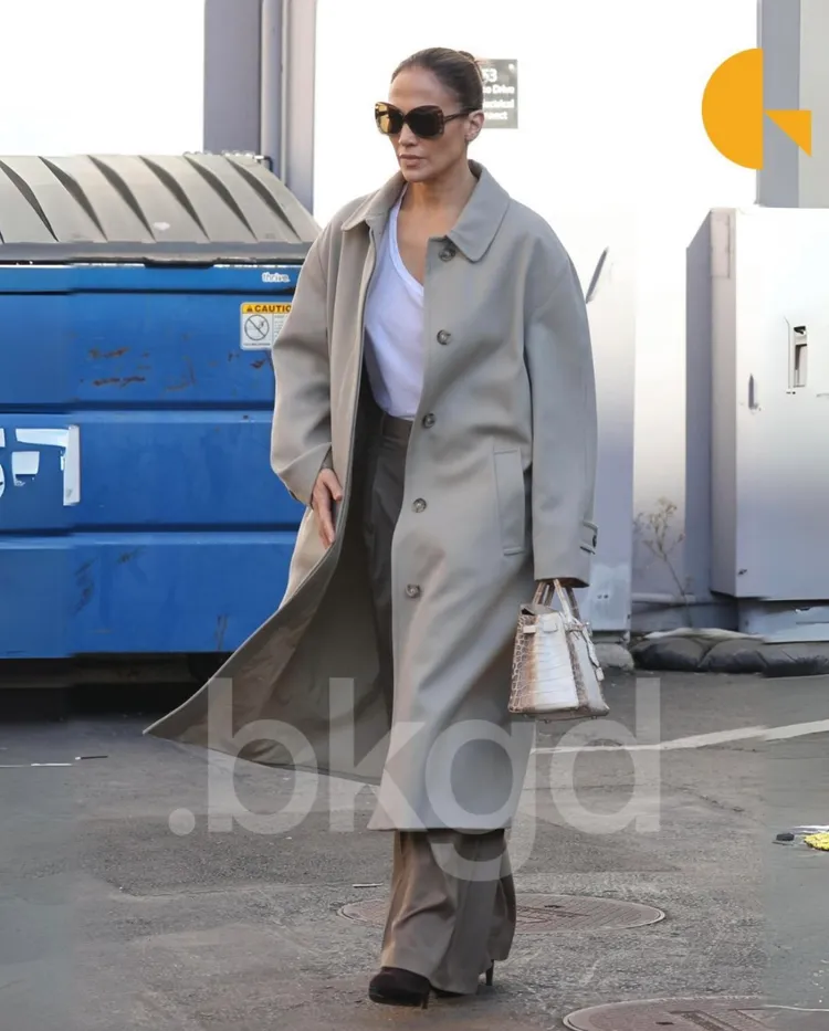 TOD'S極簡風格長大衣以俐落剪裁搭配素面設計。翻攝@backgrid_usa IG