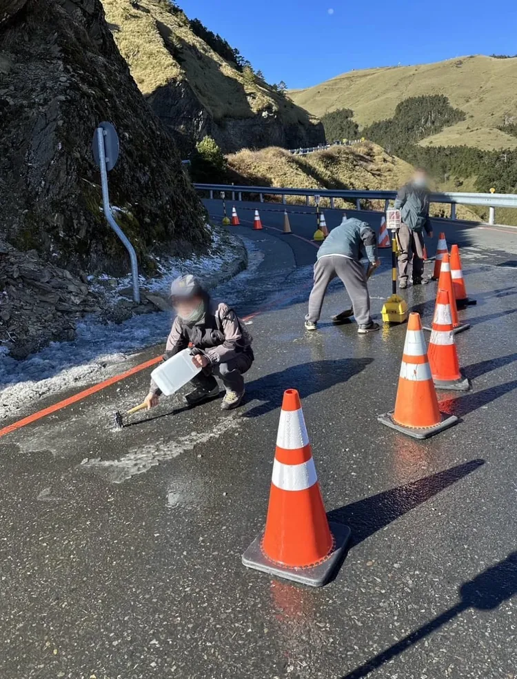 聖誕節中橫路面結冰！翻攝臉書「中橫路況交通資訊站」