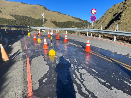 冷氣團發威!耶誕節中橫路面結冰 人工除冰照曝光