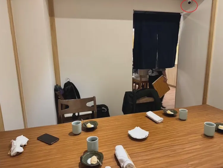 監視器攝影鏡頭(紅圈處)位在包廂門內正上方角落。翻攝自朱學恒直播