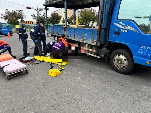 嘉義婦過馬路遭貨車撞輾捲車底 手腳骨折無呼吸!送醫不治