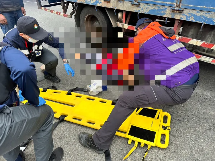 老婦疑過馬路時挨撞，命喪街頭。讀者提供