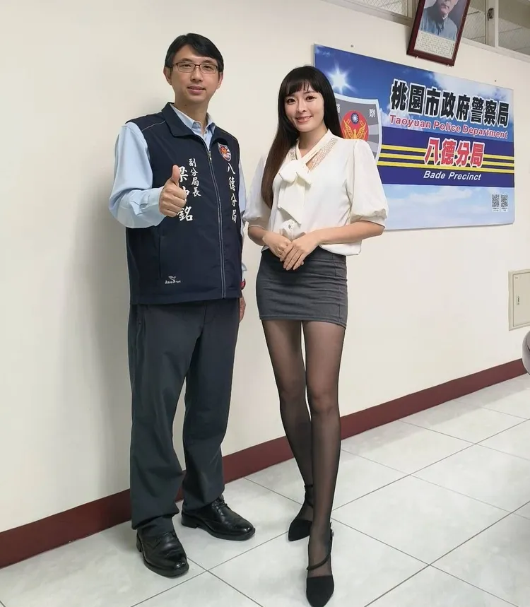 OL女神范芸菲和八德分局副分局長梁仲銘宣導防詐。八德警分局提供