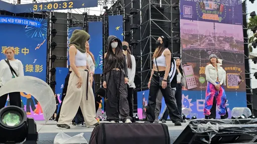 高雄跨年|不怕隔壁棚日韓雙女神 姐姐謝金燕喊「不能輸」秀震撼演出