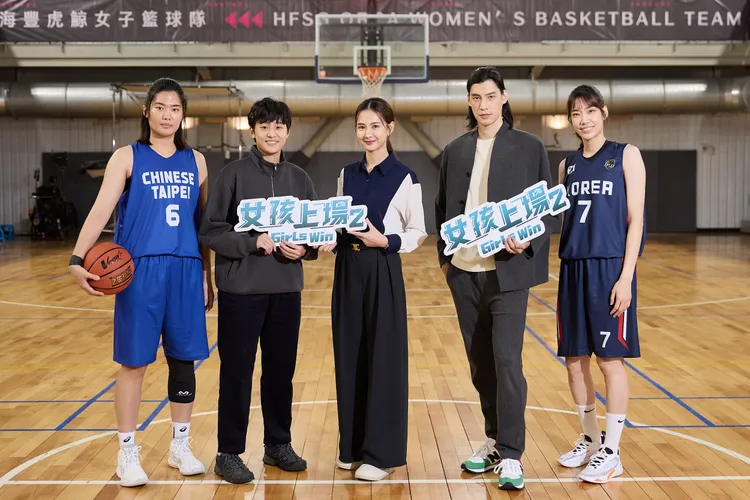 宏正（右二）和安心亞（右三）與球員演員合影。客台提供