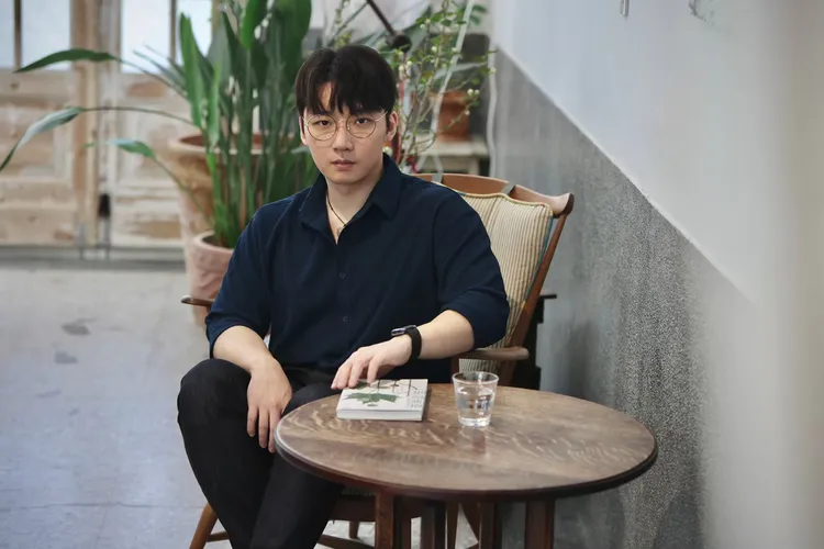 宋讚養4年前回到韓國，但生活上8成都使用中文，並不覺得中文變得生疏。林林攝／場地提供：綠咖生活概念店