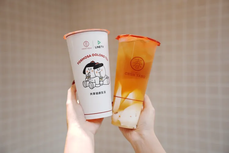 春陽茶事xLINE TV 聯名新品邀請人氣插畫家 1G 跨界設計，限定杯身以簡約黑白線條為風格，充滿節慶氛圍的紅、白吸睛色彩。業者提供