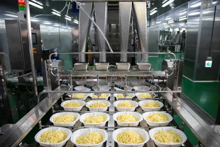長家國際食品從日本引進全台第一套自動化義大利麵產線。業者提供
