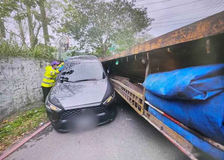 警消協助小客車駕駛脫困。八德警分局提供