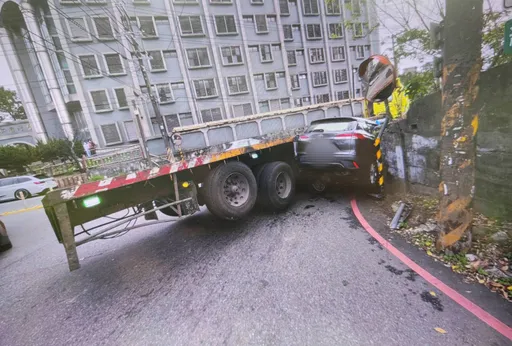 大貨車過彎擠壓小客車！卡路邊圍牆　又是視線死角釀禍