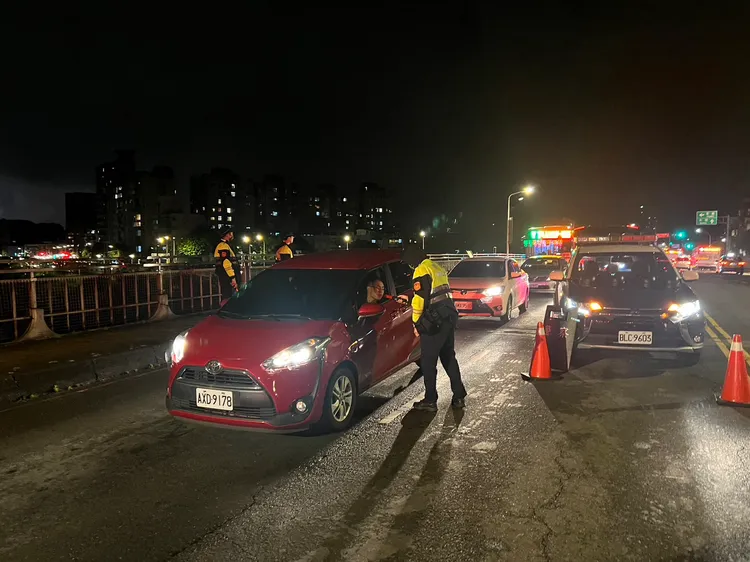 警方進行全國性臨檢。翻攝畫面