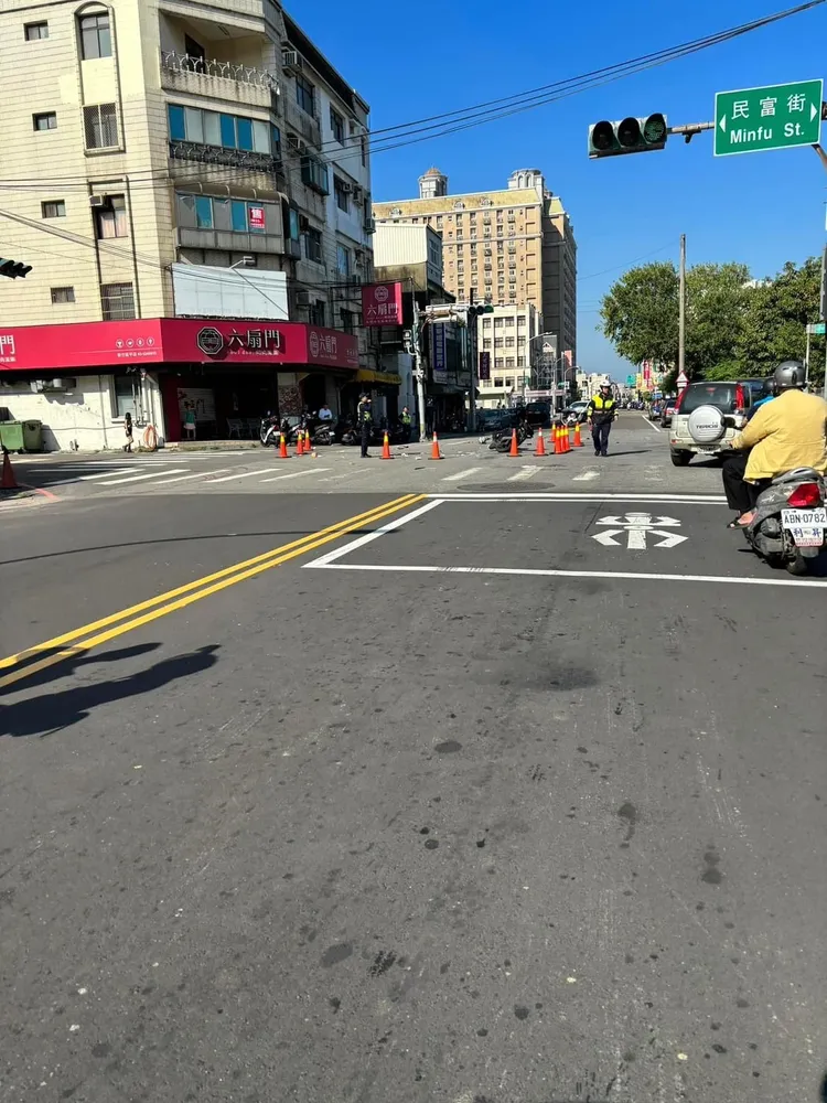 18歲機車騎士經過路口遭闖紅燈轎車撞上死亡，而肇事駕駛是當地議員鄭成光。翻攝自「新竹人新竹事」臉書