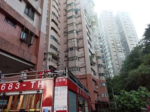 基隆社區大樓清晨火警！火舌、濃煙竄出　警消出動44人搶救