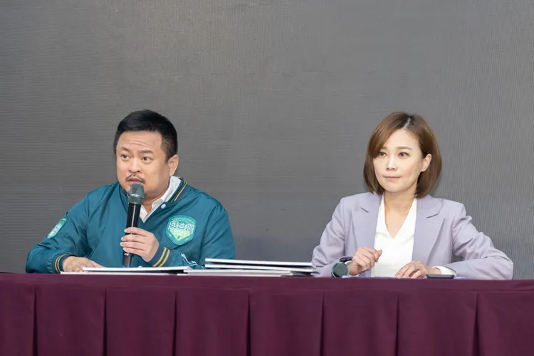洪申翰（左）與賴清德競總發言人郭雅慧一同召開記者會。賴清德競總提供