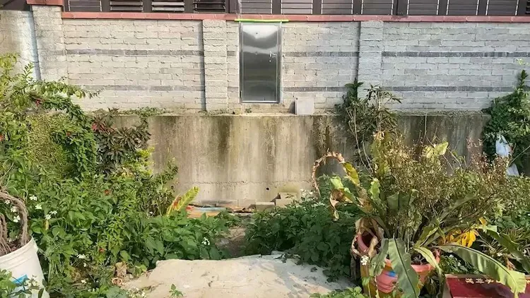 李男將陳妻推入深約3公尺的排水溝。資料照片