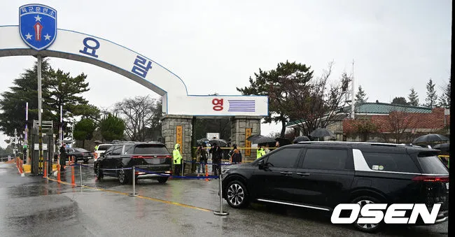 RM與V乘坐的保母車已抵達論山訓練所。翻攝OSEN