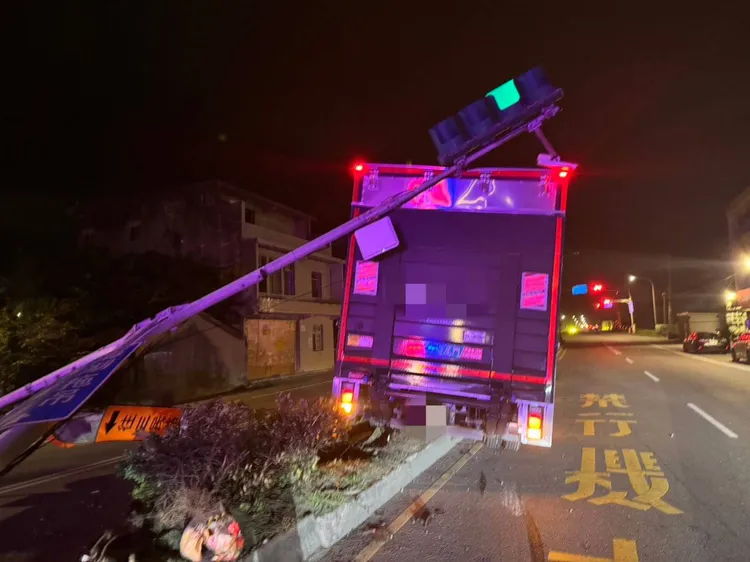 斷裂的號誌桿壓在大貨車上。大園警分局提供
