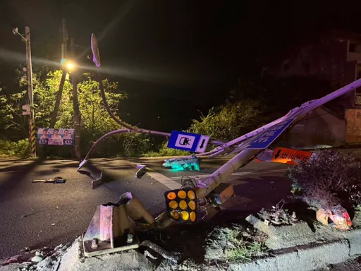 運將分心撿手機！下秒GG畫面曝光　開上安全島撞倒號誌桿