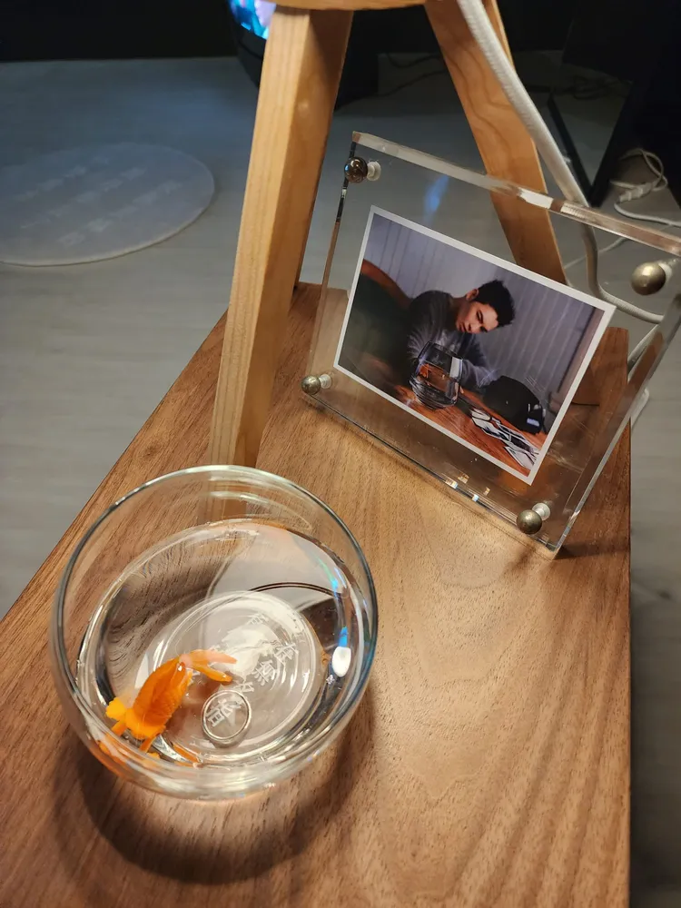 蕭敬騰在展場曬出求婚戒指。華納音樂提供