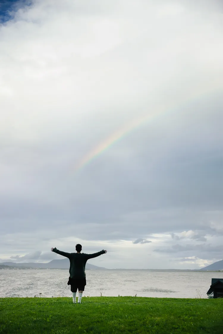 蕭敬騰在挪威收工時，天空放晴出現一道碩大的彩虹。華納音樂提供