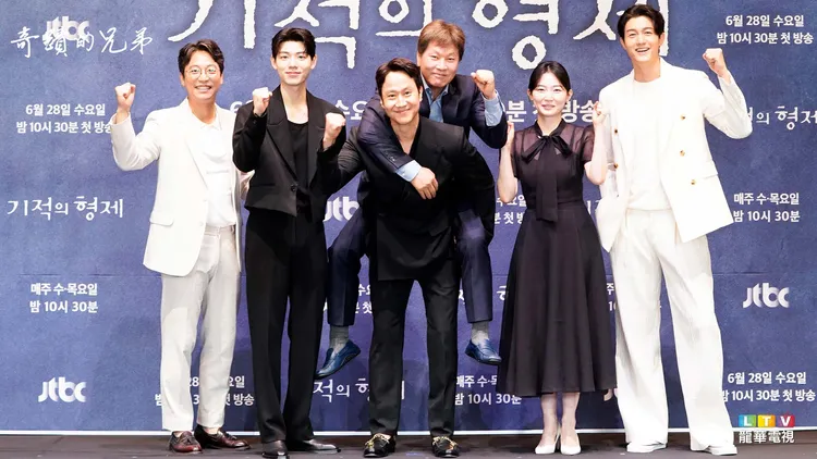 朴燦弘今年6月出席《奇蹟的兄弟》記者會，被鄭宇（左三）背在身上，提到癱瘓的兒子朴偉。龍華電視提供