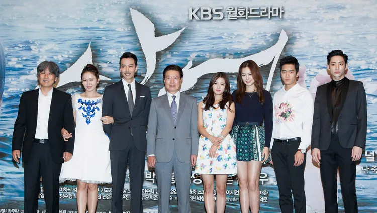 朴偉的父親朴燦弘（左起）導過很多韓劇，孫藝真和金南佶合作的《鯊魚》就是出自他之手。韓聯社