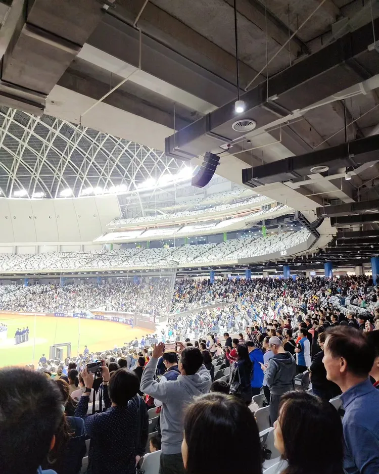 阿翔帶兒子去大巨蛋看球賽，發現前排椅擋視線。翻攝阿翔IG