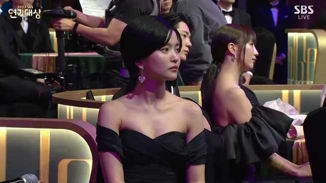 華莎表演時，台下的金泰梨表情哀戚。翻攝SBS