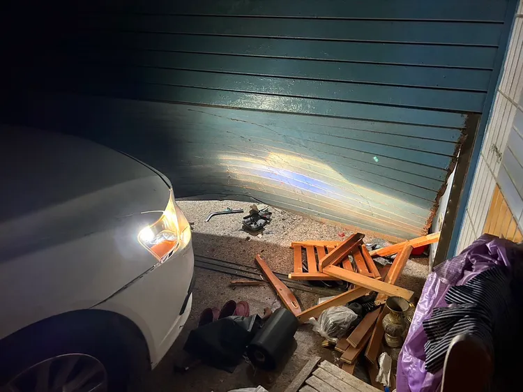 黃姓男子開車撞擊民宅，遭恐嚇、毀棄損壞罪嫌移送偵辦。翻攝畫面