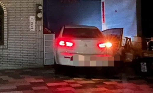 黃姓男子開車撞擊民宅，遭恐嚇、毀棄損壞罪嫌移送偵辦。翻攝畫面