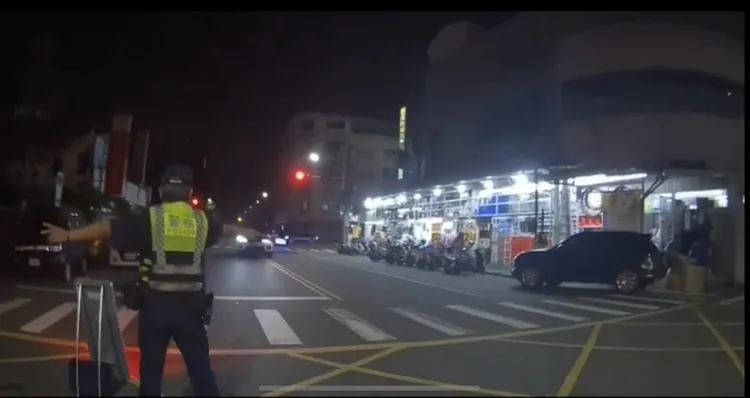 警方路檢，攔下白色路虎。讀者提供