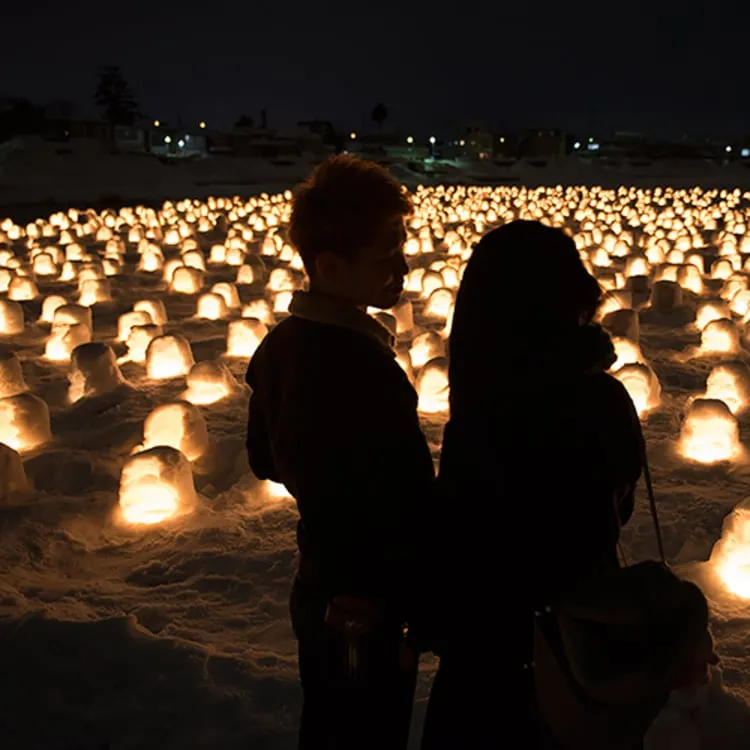活動期間的橫手市區街道和廣場都會被迷你雪洞還有蠟燭裝飾成一個冰雪王國，相當夢幻。業者提供