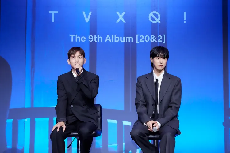 昌珉（左）表示自己平時不太過紀念日，但20周年很特別，允浩則不敢相信這麼快就20周年。SM Entertainment提供